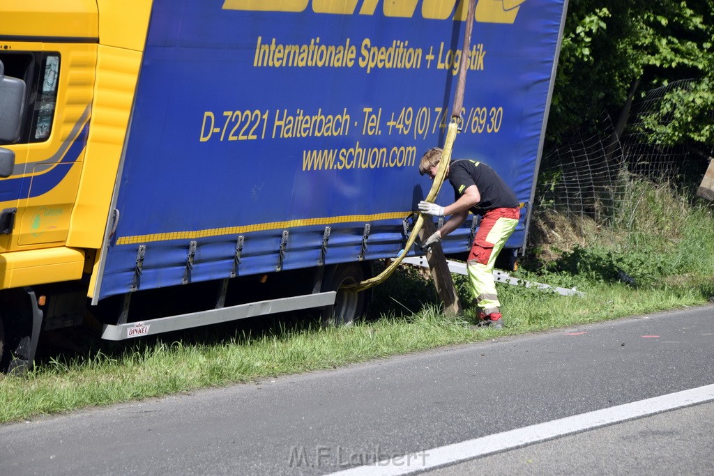 LKW in Boeschung A 3 Rich Frankfurt Hoehe Roesrath Lohmar P152.JPG - Miklos Laubert